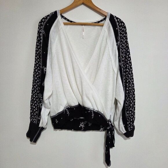 LIKE NEW FREE PEOPLE DEEP SURPLICE V NECK BOHO LONGSLEEVES TOP SIZE MEDIUM - Picture 1 of 15